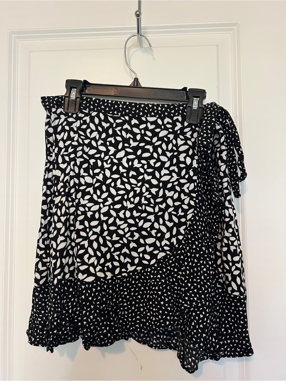 Banana Republic Black and White Leaf-Print A-Line Wrap Skirt with Tie